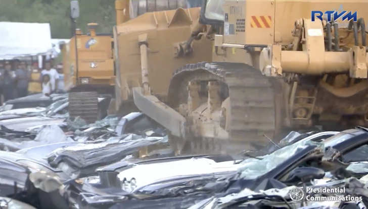 Presidente delle Filippine fa distruggere 68 auto premium con la ruspa  [VIDEO] - Foto 22 di 25