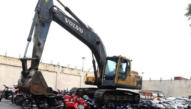 Presidente delle Filippine fa distruggere 68 auto premium con la ruspa  [VIDEO] - Foto 6 di 25