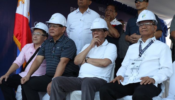 Presidente delle Filippine fa distruggere 68 auto premium con la ruspa  [VIDEO] - Foto 9 di 25