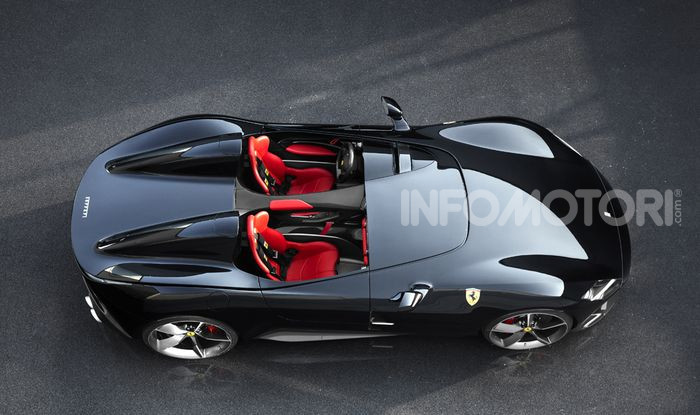 Una Ferrari Monza SP1 guidata sotto la pioggia in Kuwait - Foto 3 di 7