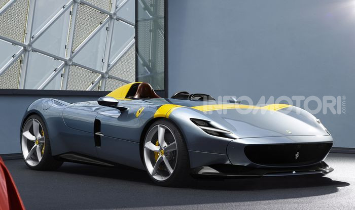 Una Ferrari Monza SP1 guidata sotto la pioggia in Kuwait - Foto 2 di 7