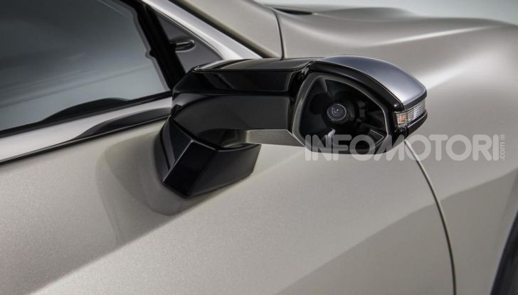 Lexus presenta specchi retrovisori digitali con camera HD - Foto 1 di 9