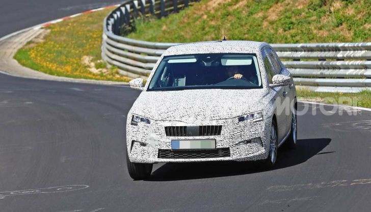 Skoda Rapid Spaceback 2019 foto spia della nuova generazione - Foto 10 di 20