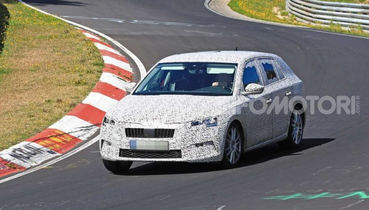 Skoda Rapid Spaceback 2019 foto spia della nuova generazione - Foto 4 di 20