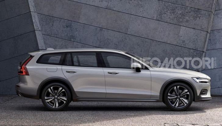 Volvo V60 Cross Country, familiare a ruote alte anche ibrida plug-in - Foto 2 di 12