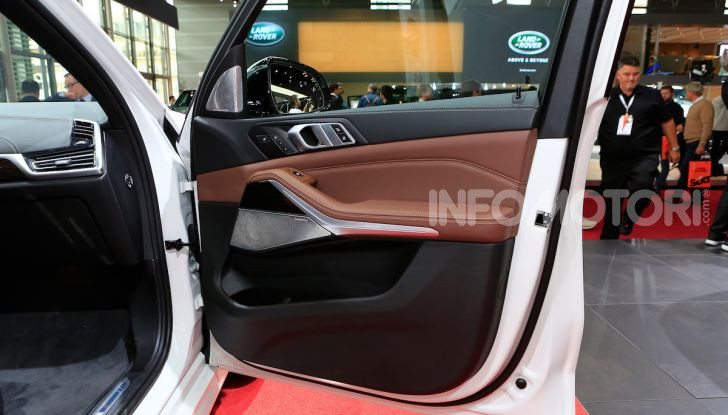BMW X5, la quarta generazione debutta su strada - Foto 14 di 23