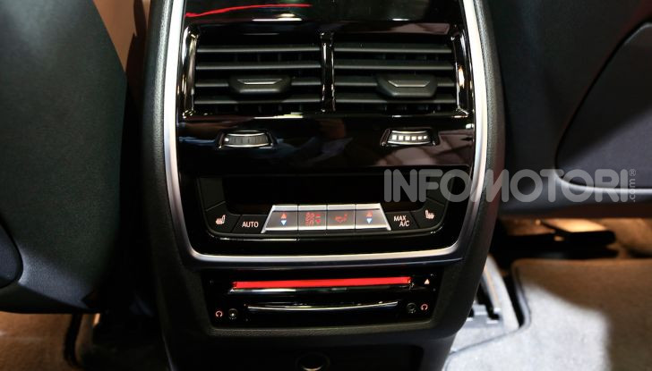 BMW X5, la quarta generazione debutta su strada - Foto 17 di 23