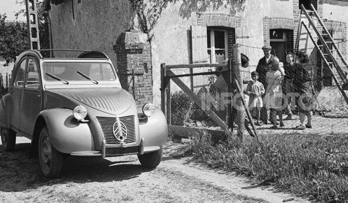 3 ottobre 1948: la presentazione della Citroën 2CV al Salone di Parigi - Foto 3 di 7