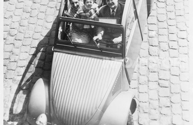 3 ottobre 1948: la presentazione della Citroën 2CV al Salone di Parigi - Foto 4 di 7