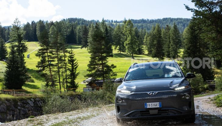 Hyundai Kona EV, test drive del SUV elettrico - Foto 14 di 18