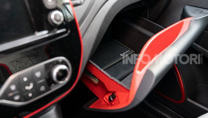 Renault Captur Tokyo Edition: l’auto che si compra sui social con Garage Italia - Foto 19 di 38