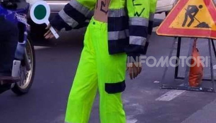 Modella in Topless a regolare il traffico, la folle idea a Catania - Foto 5 di 6