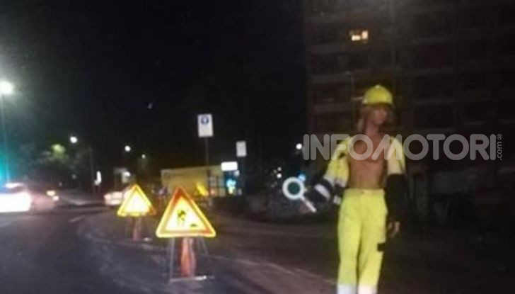 Modella in Topless a regolare il traffico, la folle idea a Catania - Foto 1 di 6