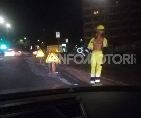 Modella in Topless a regolare il traffico, la folle idea a Catania - Foto 3 di 6