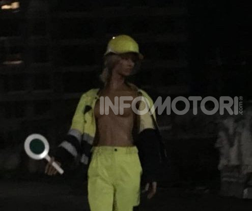 Modella in Topless a regolare il traffico, la folle idea a Catania - Foto 2 di 6