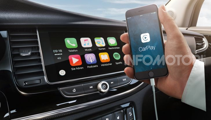 Opel con Apple CarPlay e Android Auto: disponibili Google Maps e Waze - Foto 1 di 10