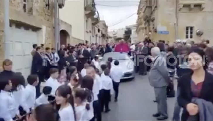 Arcivescovo saluta i fedeli da una Porsche trainata da 50 bambini - Foto 1 di 6
