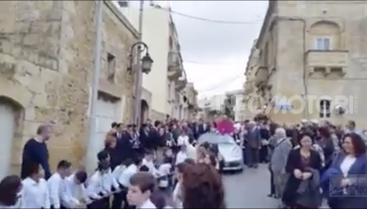 Arcivescovo saluta i fedeli da una Porsche trainata da 50 bambini - Foto 4 di 6