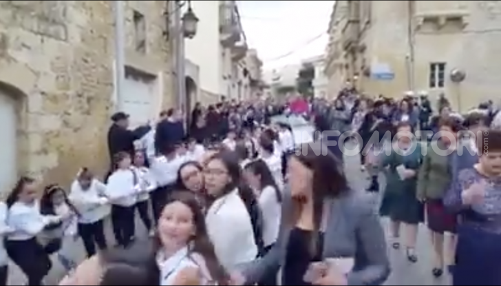 Arcivescovo saluta i fedeli da una Porsche trainata da 50 bambini - Foto 5 di 6