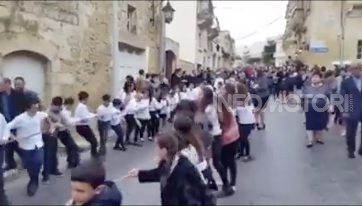 Arcivescovo saluta i fedeli da una Porsche trainata da 50 bambini - Foto 6 di 6