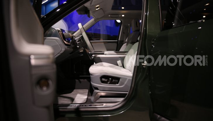 Rivian R1T, il pick-up elettrico da 764 CV - Foto 18 di 32