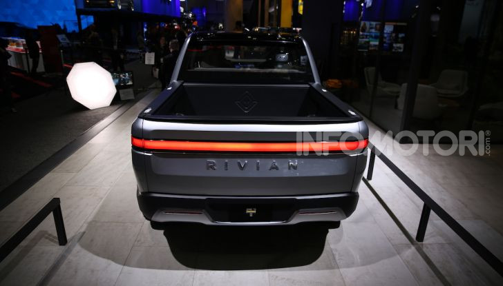 Rivian R1T, il pick-up elettrico da 764 CV - Foto 30 di 32