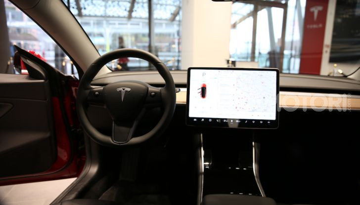 Tesla Model 3 diventa una consolle per videogame - Foto 17 di 23