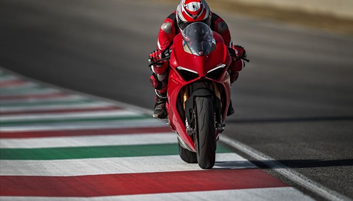 Ducati Panigale V4: tutto quello che c’è da sapere - Foto 3 di 52