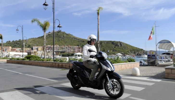 Prova su strada Piaggio Medley 2016, comfort in libertà - Foto 12 di 24