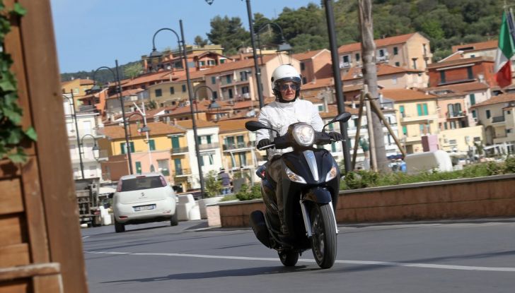 Prova su strada Piaggio Medley 2016, comfort in libertà - Foto 16 di 24