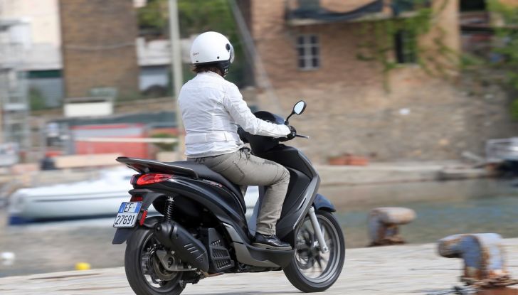 Prova su strada Piaggio Medley 2016, comfort in libertà - Foto 3 di 24