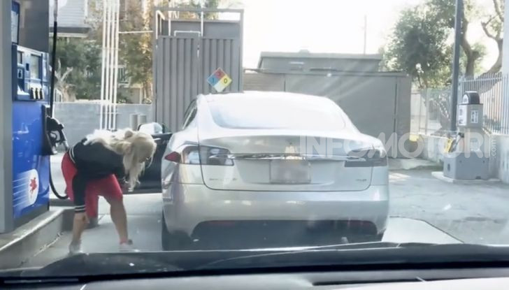 [VIDEO] Come fare il pieno di benzina a una Tesla Model S - Foto 2 di 10