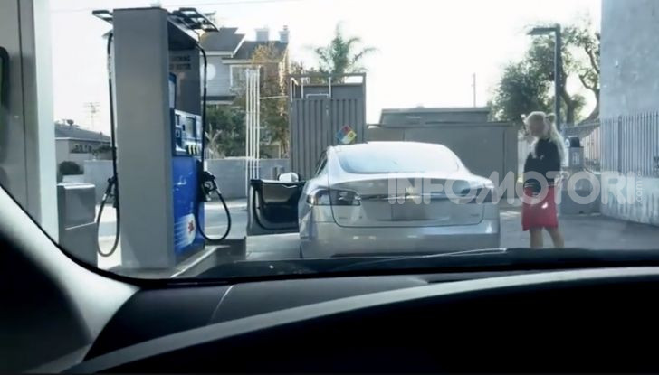 [VIDEO] Come fare il pieno di benzina a una Tesla Model S - Foto 4 di 10