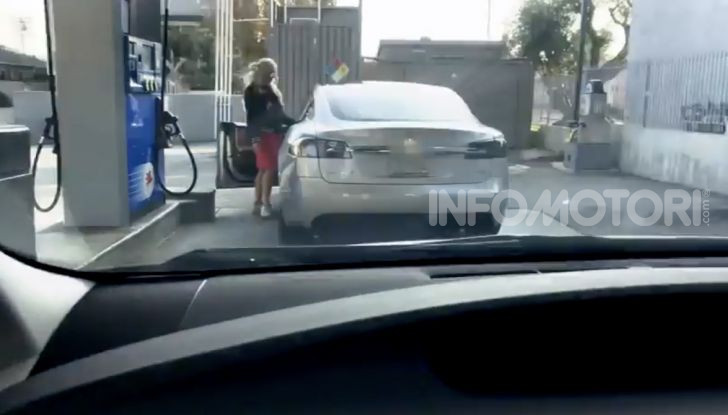 [VIDEO] Come fare il pieno di benzina a una Tesla Model S - Foto 6 di 10