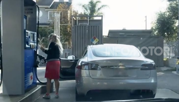 [VIDEO] Come fare il pieno di benzina a una Tesla Model S - Foto 7 di 10