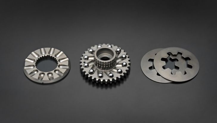 Nuova Suzuki GSX-R 1000 2017 in versione base ed R - Foto 25 di 43