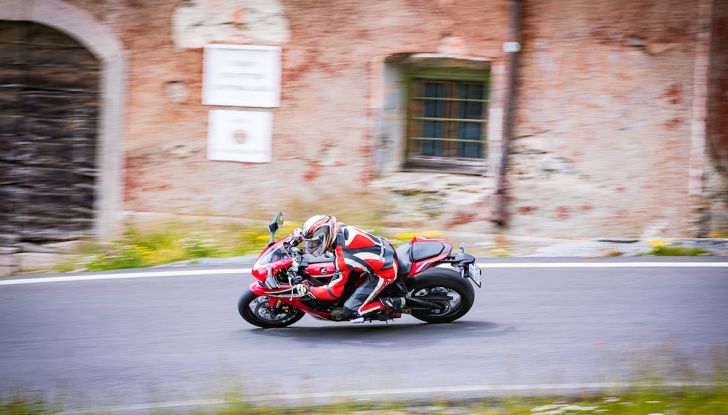 Test Ride Honda CBR 1000RR Fireblade 2018: veloce, facile e tecnologica - Foto 17 di 17