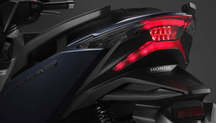 Honda Forza 300 2018, lo scooter cittadino si rinnova con un tocco premium - Foto 5 di 8