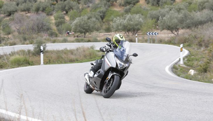 Prova su strada: nuovo Integra 750 2016, Emozioni tra moto e scooter - Foto 34 di 43