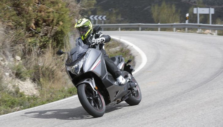 Prova su strada: nuovo Integra 750 2016, Emozioni tra moto e scooter - Foto 35 di 43