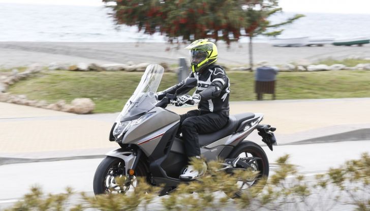 Prova su strada: nuovo Integra 750 2016, Emozioni tra moto e scooter - Foto 40 di 43