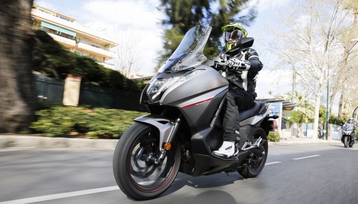 Prova su strada: nuovo Integra 750 2016, Emozioni tra moto e scooter - Foto 4 di 43