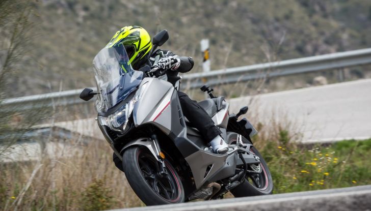 Prova su strada: nuovo Integra 750 2016, Emozioni tra moto e scooter - Foto 6 di 43