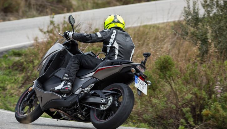Prova su strada: nuovo Integra 750 2016, Emozioni tra moto e scooter - Foto 8 di 43