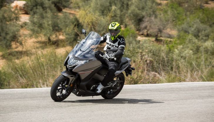 Prova su strada: nuovo Integra 750 2016, Emozioni tra moto e scooter - Foto 10 di 43