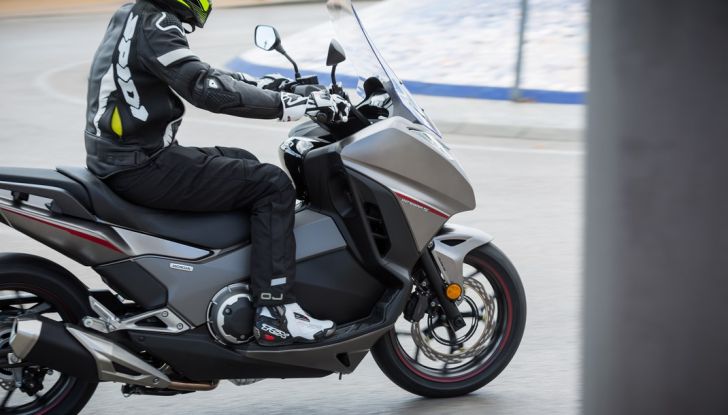 Prova su strada: nuovo Integra 750 2016, Emozioni tra moto e scooter - Foto 21 di 43