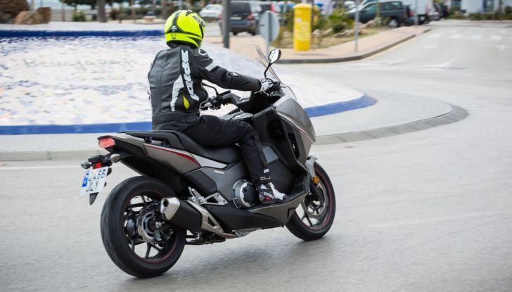 Prova su strada: nuovo Integra 750 2016, Emozioni tra moto e scooter - Foto 22 di 43