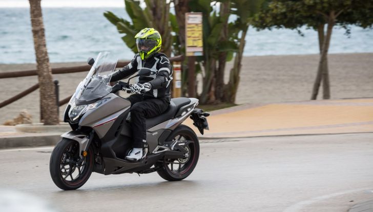 Prova su strada: nuovo Integra 750 2016, Emozioni tra moto e scooter - Foto 24 di 43