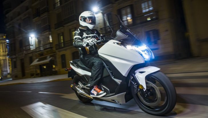 Prova su strada: nuovo Integra 750 2016, Emozioni tra moto e scooter - Foto 13 di 43