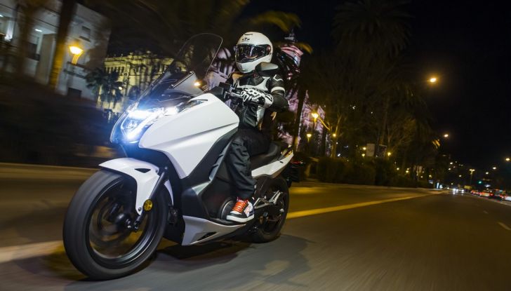 Prova su strada: nuovo Integra 750 2016, Emozioni tra moto e scooter - Foto 15 di 43